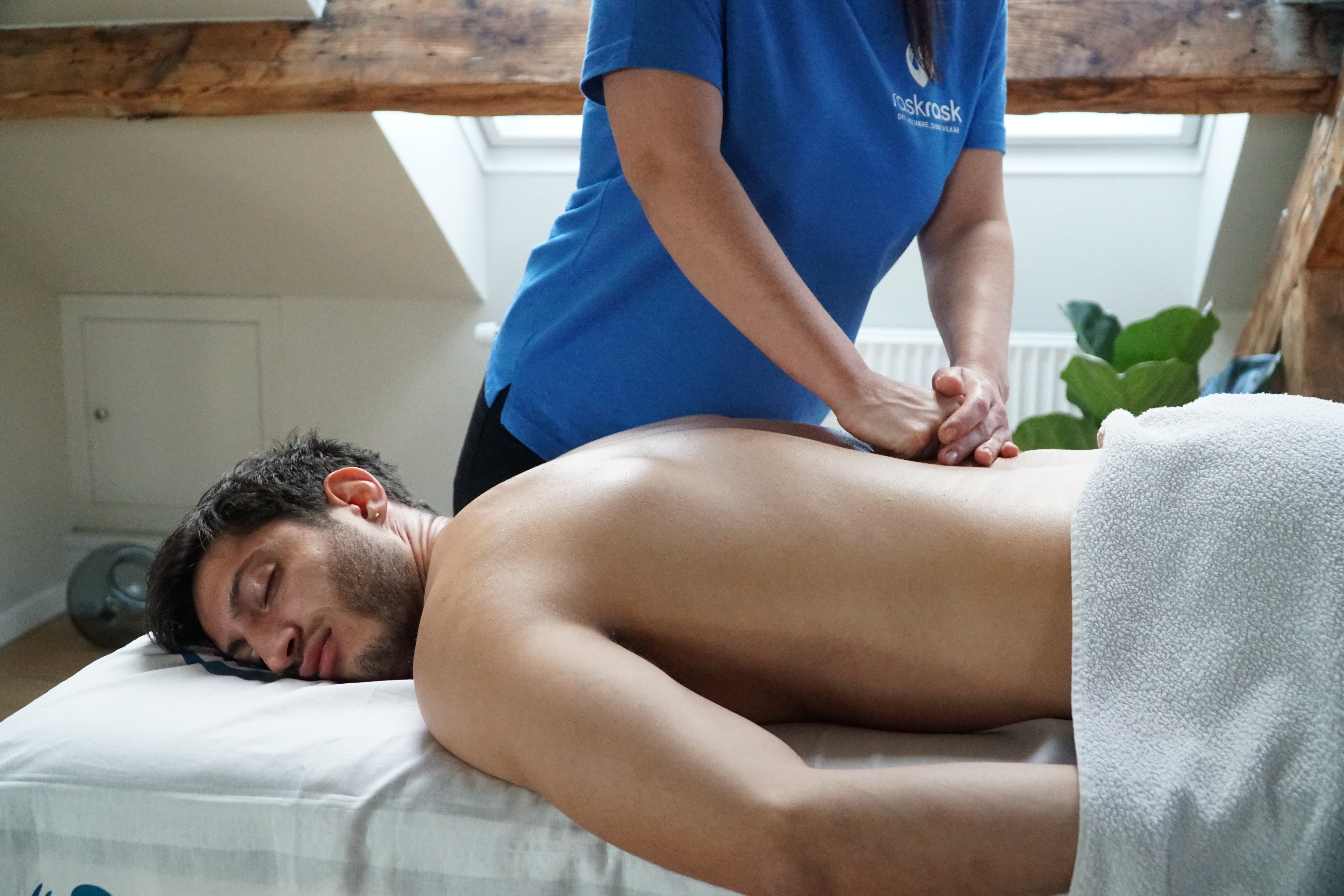 Mand får nakkemassage på briks