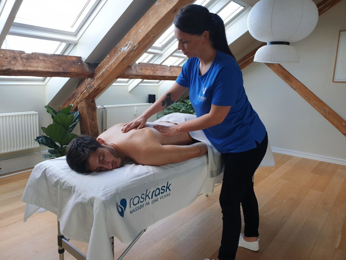 Mand får massage på briks i sit hjem