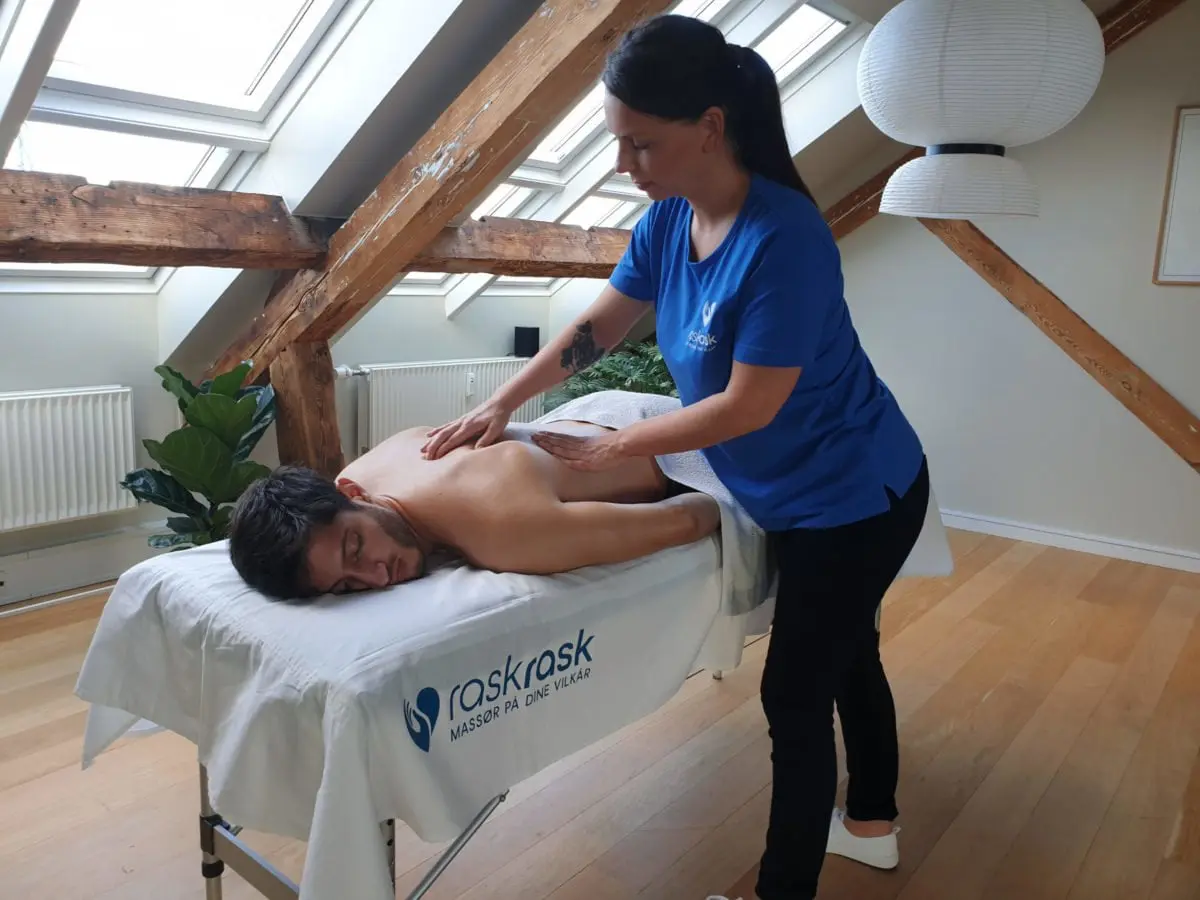 Mand får massage på briks i sit hjem