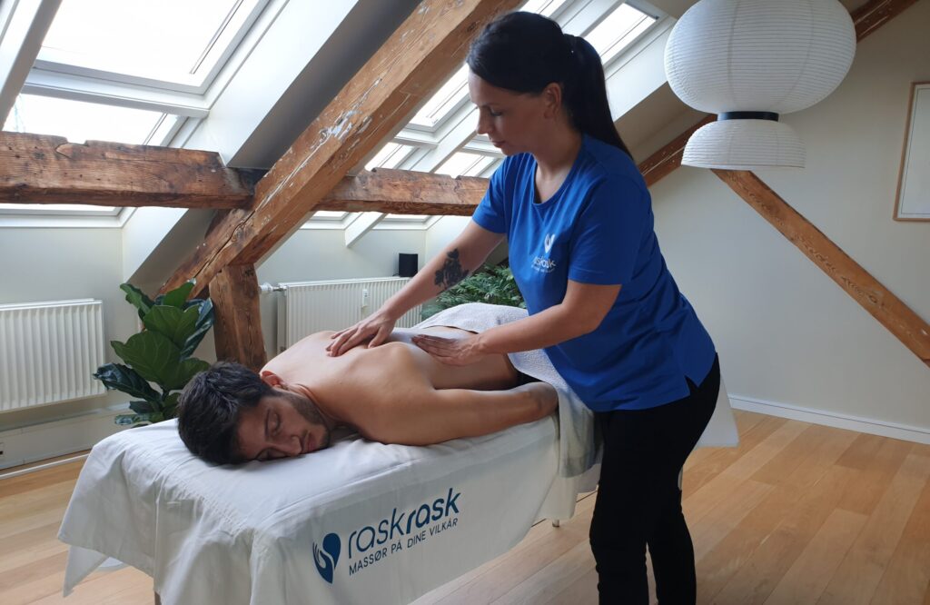 Mand får massage i eget hjem i Aalborg i behagelige omgivelser