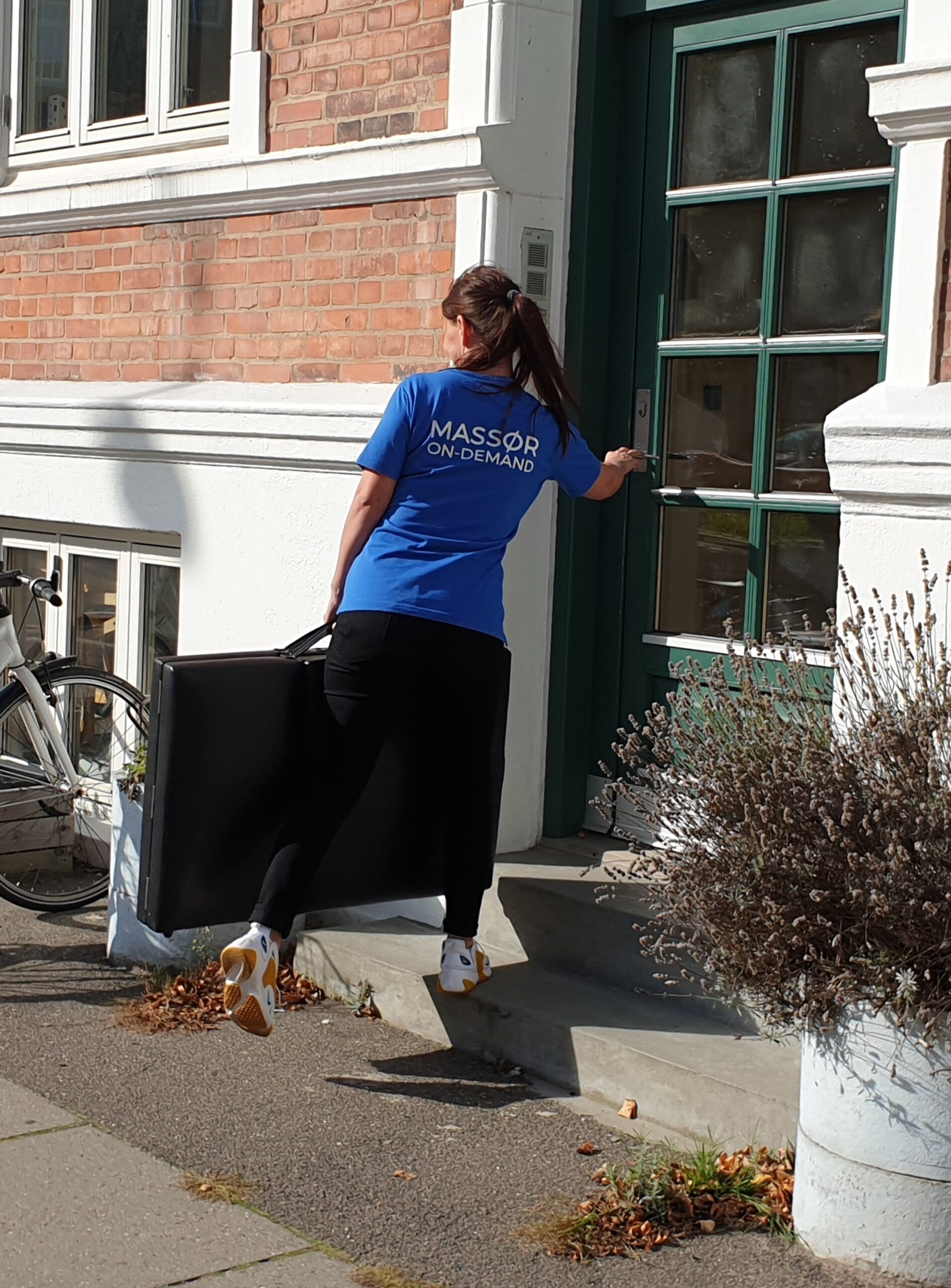 Massør med massagebriks på vej hjem til kunde