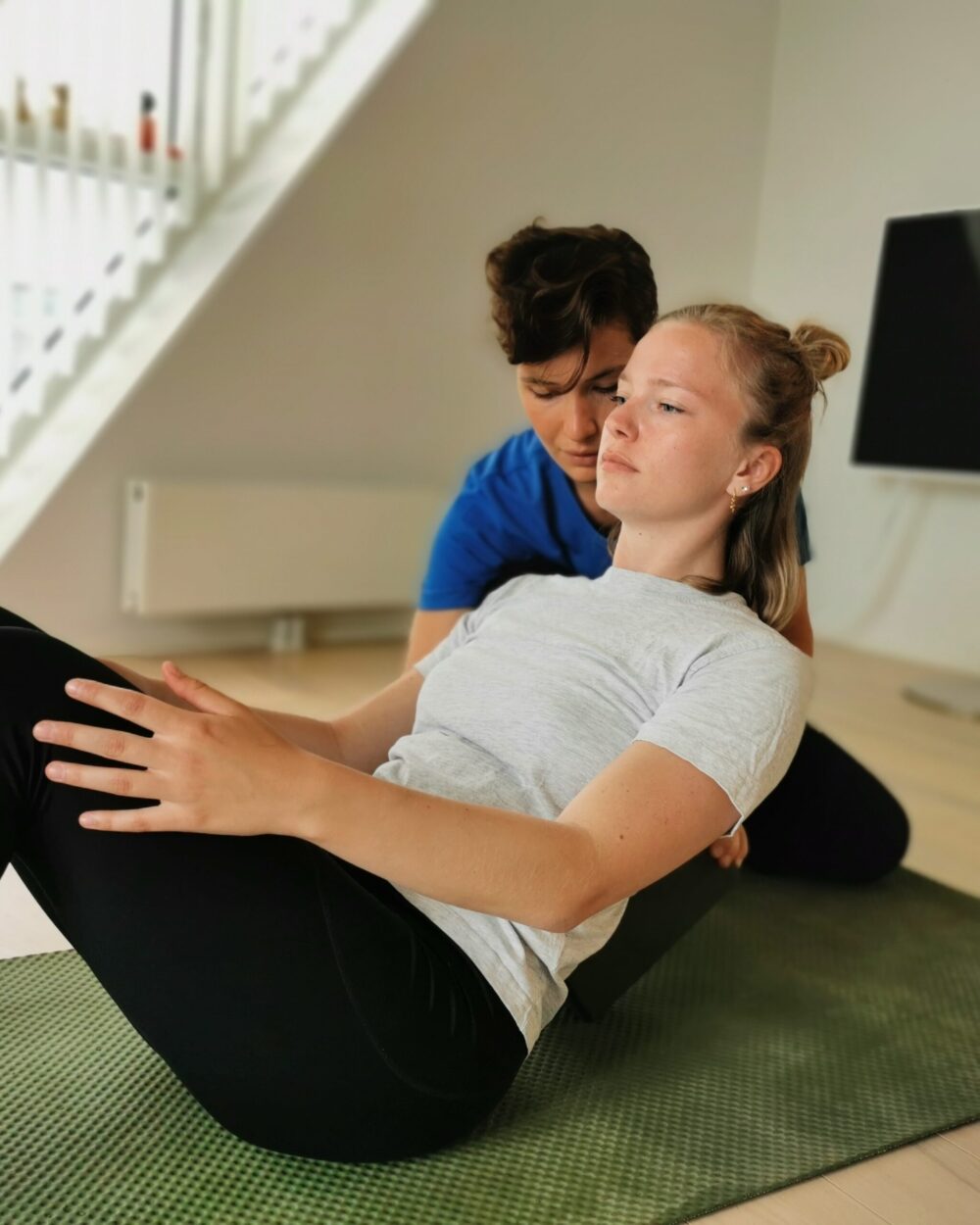 Yoga i hjemmet - yogalærer på besøg der hjælper med øvelser