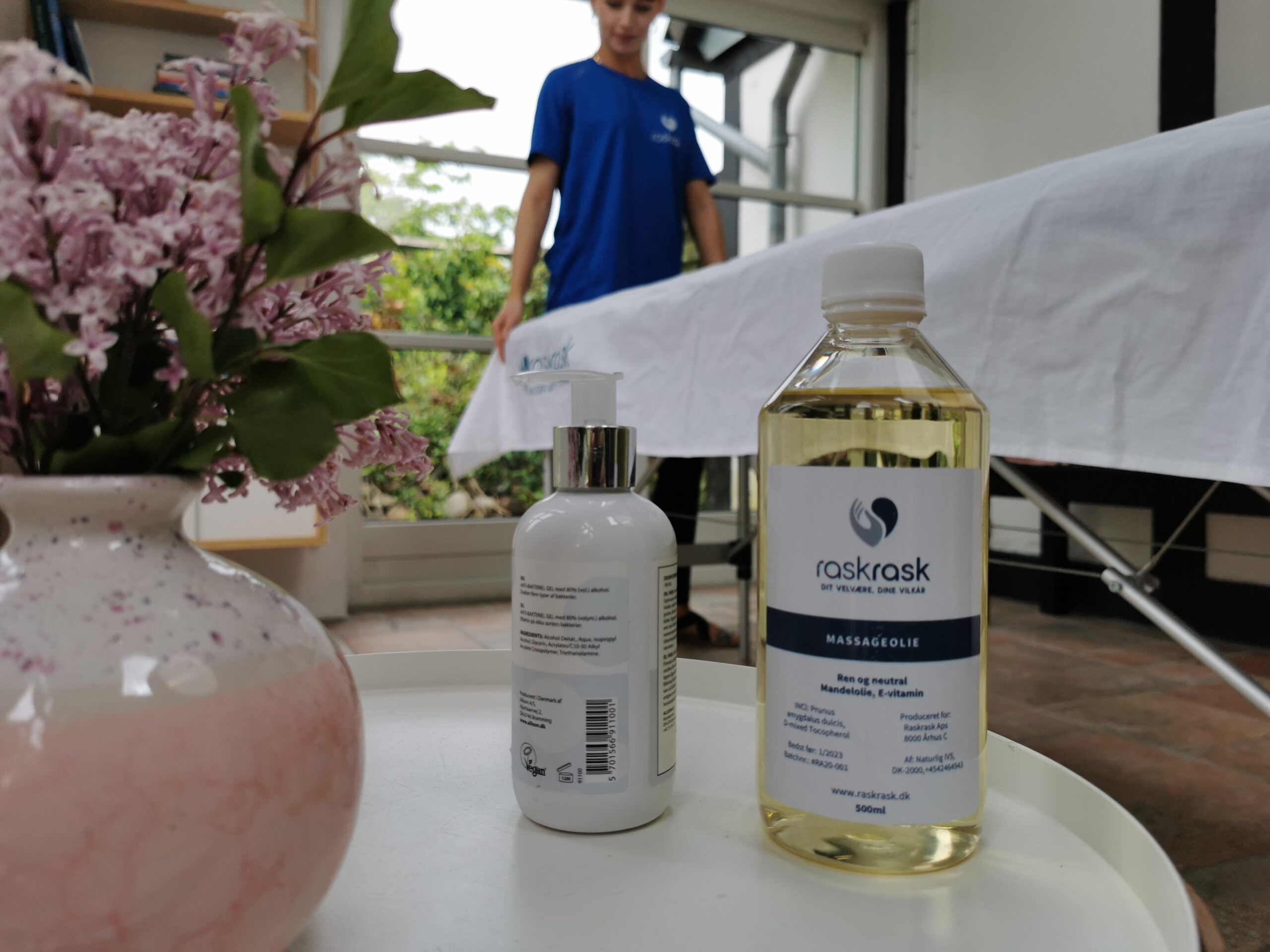 Parmassage i hjemmet - massøren gør klar med olier og briks
