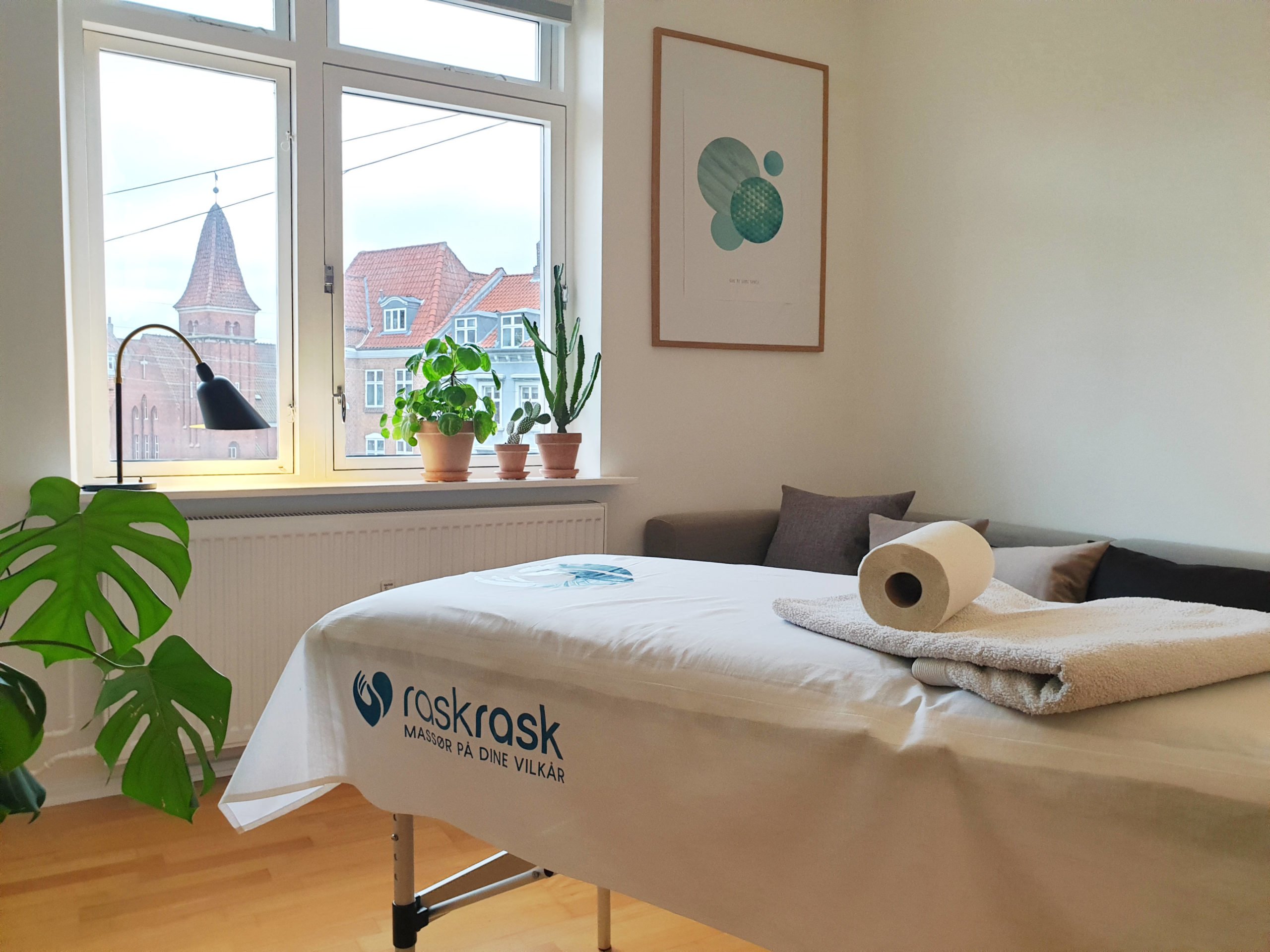 Massagebriks i værelse i lejlighed i Odense - der er klargjort til massage