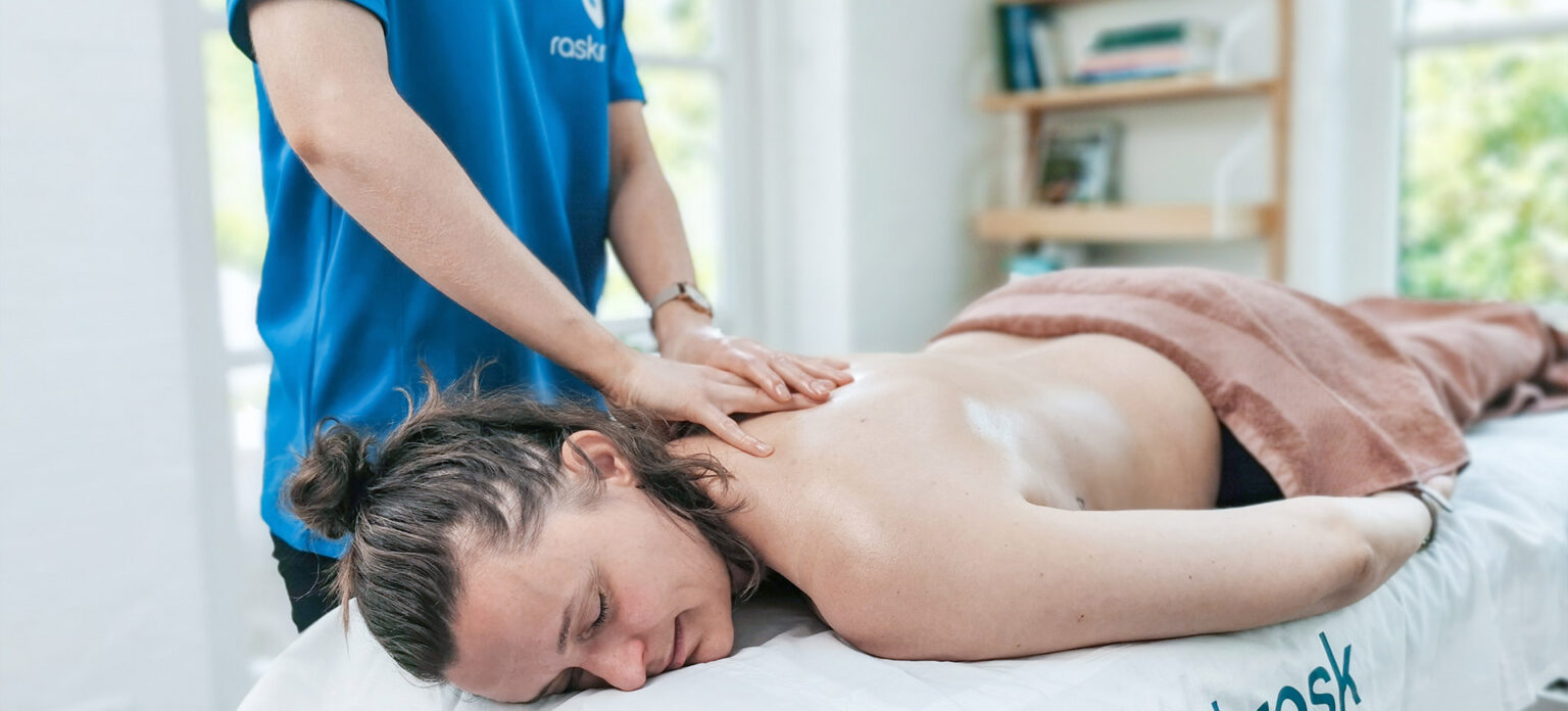 Massør giver kunde massage på briks