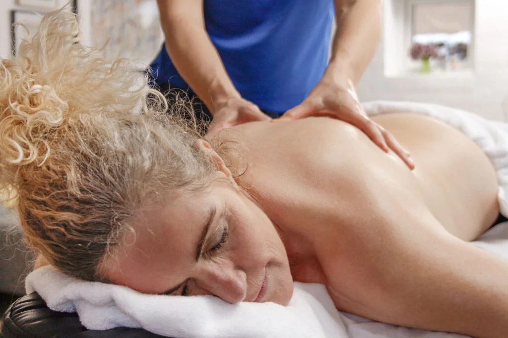 Kvinde der modtager professionel massage