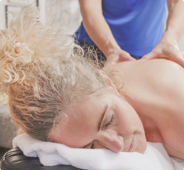 Behandler giver kunden massage