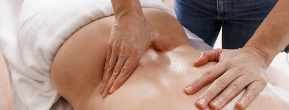 Kunde får rygmassage