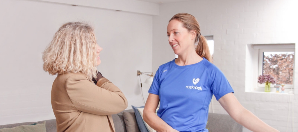 Massør taler med kunde inden massage