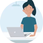 Kvinde sidder foran computeren