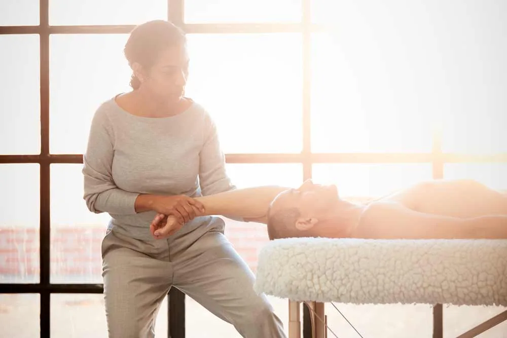 Mand får massage på briks