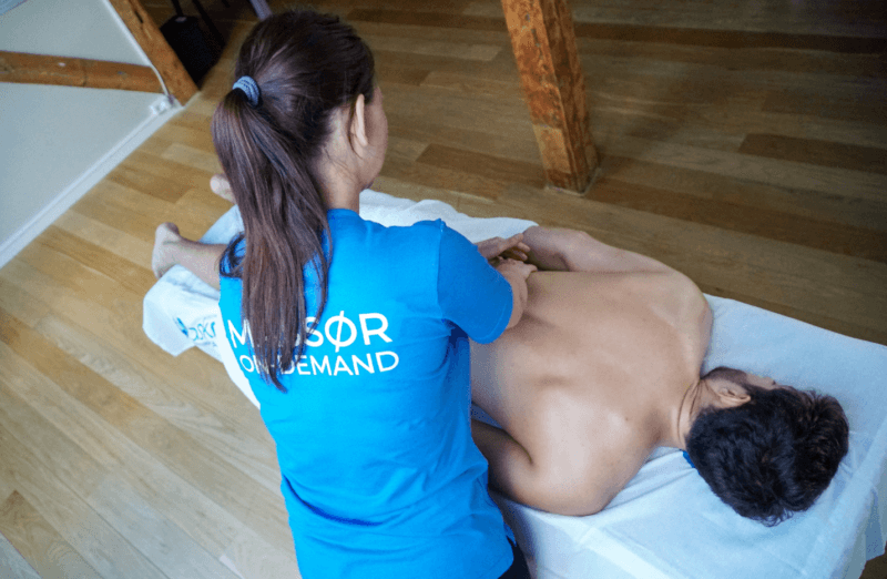 Mand får massage på briks