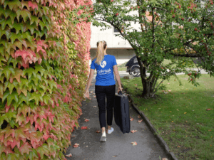 Massør på vej til massagebehandling