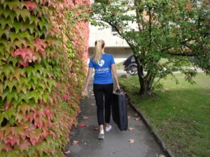 Massør på vej til massagebehandling